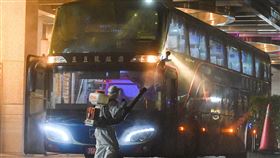 英國班機抵台　防疫巴士載客後消毒華航英國航班27日抵達桃園機場，防疫遊覽車在接送旅客前往集中檢疫所後，進行消毒作業。中央社記者鄭清元攝　109年12月27日