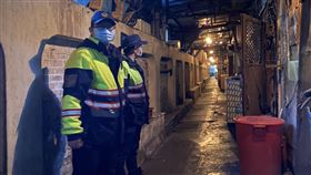不容鐵路街成防疫破口　基隆警全天候站崗武漢肺炎（2019冠狀病毒疾病，COVID-19）疫情延燒，基隆警方特地布署警力，全天候派員加強守望俗稱「鐵路街」的龍安街，不容「鐵路街」成為防疫破口。（基隆市警局提供）中央社記者王朝鈺傳真　109年4月15日