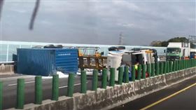 國道3號南下台中龍井路段，貨櫃車失控翻覆占據車道，南下全線封閉約2小時才恢復通車。(圖／翻攝畫面)