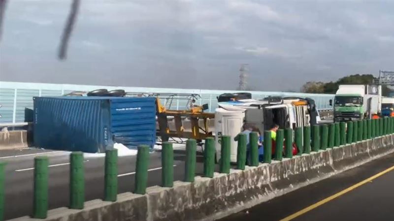 咳嗽肇禍　貨櫃車翻國3龍井南下封閉