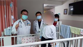 哮吼,新竹馬偕醫院,2歲童,住院,林千裕醫師（左）與診所傅仁良醫師（中）查房關心,（圖／新竹馬偕醫院提供）