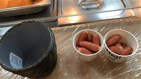 逛ikea買餐點吃！突遭一旁乞丐男洗劫開吃　她怨：回頭要追就不見了。（圖／翻攝自爆怨公社）