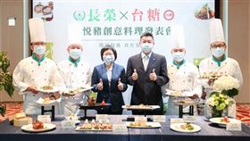 森悅豬創意料理發表會28日於台中長榮桂冠酒店舉行，台糖總管理處副總顧孝柔（左）及長榮集團發言人陳耀銘（右），一同與主廚合影，聯手將森悅豬的美味呈現給民眾。（圖／長榮提供）