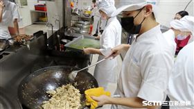 興大附農煮桌菜給弱勢長輩吃／弘道基金會臺中服務處提供