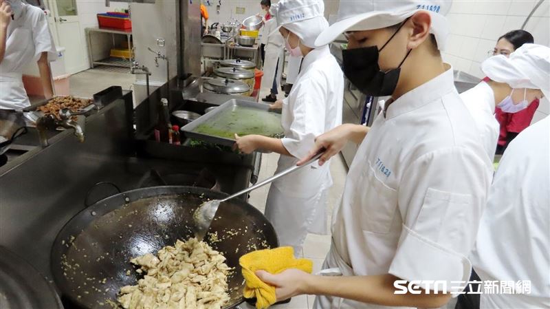 50名學生自願辦桌　煮給弱勢長輩吃