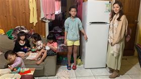 中市5小孩之家受關注　電視主播送電冰箱台中市一名育有5名幼齡小孩的爸爸，因為上網販售嬰兒推車引發各界關心；電視新聞主播房業涵（右）表示，播這條新聞時很心疼，28日她也親自送上一台全新電冰箱給這一家人。（台中行善團提供）中央社記者郝雪卿傳真　109年12月28日
