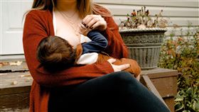 網紅〈我是江老師〉分享哺乳過程的辛酸，許多媽媽也分享哺乳時的最高境界。(圖／翻攝自我是江老師臉書)