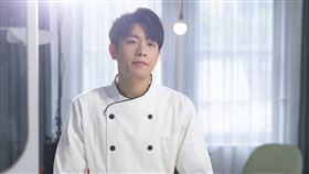 韋禮安化身帥氣「求婚蛋糕師」。（圖／耀聲音樂提供）