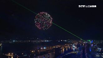 高雄跨百光年熱身　百束光雕交織愛河