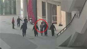 男學生上課突朝兩女淋硫酸（圖／翻攝自瀟湘晨報）