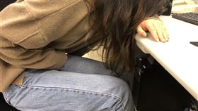 女生生理痛、肚子痛、不舒服示意圖 記者潘卉秋攝影