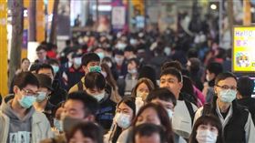 國發會根據最新國際情勢，訂定2021年經建目標，台灣經濟成長率區間目標3.8%至4.2%，上限值是近9年最高。圖為台北市西門町商圈。（中央社檔案照片）