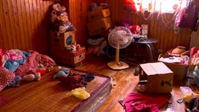 年輕爸爸一家7口，擠在鐵皮屋狹小空間，堆滿凌亂雜物，飯菜已發黑。(圖／翻攝畫面)