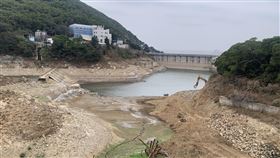 馬祖枯水期  水庫水量低今年降雨量稀少，加上馬祖觀光客成長，用水量較往年更高，現階段儲水量吃緊；連江縣自來水廠說，馬祖正值枯水期，目前增加海水淡化水達7成，讓儲存地區湖庫水量撐到明年春雨來臨。中央社記者邱筠攝　109年12月28日