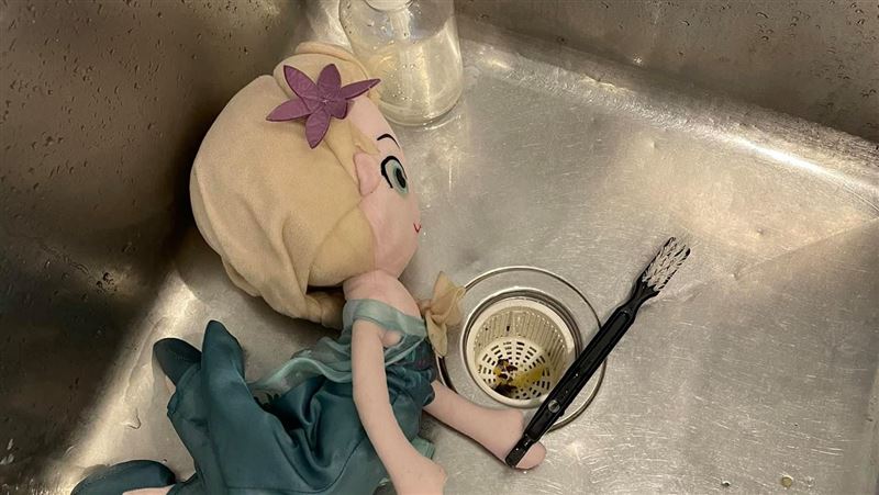 女童怨玩偶溼了　餐廳兒童區真相他怒