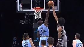 ▲籃網中鋒艾倫（Jarrett Allen）暴扣慘挨麻辣鍋。（圖／翻攝自NBA推特）