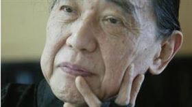 傅聰生活裡不離鋼琴，不過卻飽受肌腱炎之苦，練琴與演奏都帶著黑色手套取暖。（中央社檔案照片）