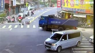 大貨車詭異右切　害21歲騎士慘摔