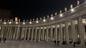 聖誕封城前夕 羅馬冷清今年因疫情之故，聖伯多祿廣場前不再有大批各國朝聖遊客，當地人趕在耶誕節封城前參觀聖誕樹和馬槽裝飾。中央社記者黃雅詩羅馬攝  109年12月29日