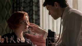 ▲《后翼棄兵》成為記者的湯斯邀貝絲進房採訪。（圖／由Netflix提供）