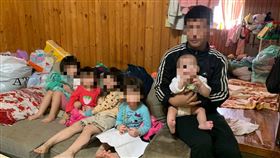 台中27歲年輕爸爸，收入不穩定卻生了4女1男，孩子懂事乖巧。(圖／台中行善團提供）