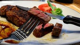 原PO透露，男友吃牛排會把蛋「戳爆」。（示意圖／翻攝自pixabay）