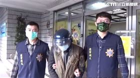 周嫌曬黑燙捲髮扮成外勞躲避警方查緝。（圖／翻攝畫面）