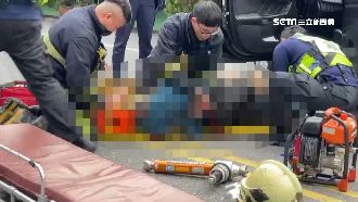 閃燈路口轉彎撞！騎士捲車底肋骨全斷