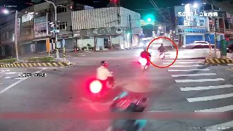 轎車闖紅燈撞機車　騎士噴飛下個路口