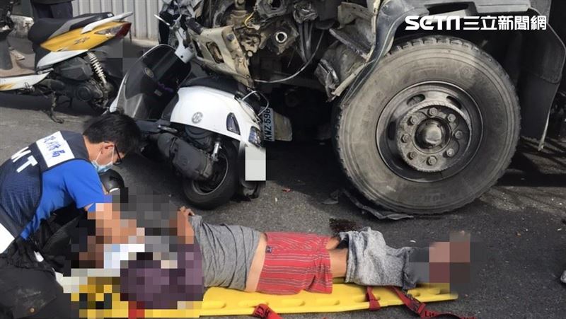 新／大車輾壓機車　1男斷腿倒地哀嚎
