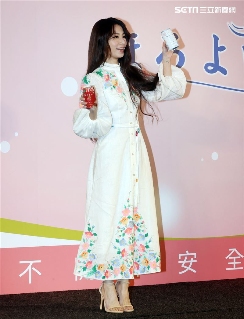 田馥甄出席飲料代言活動和前東家華研因版權鬧出糾紛，20週年SHE改名合體要粉絲來許願。（記者邱榮吉/攝影）