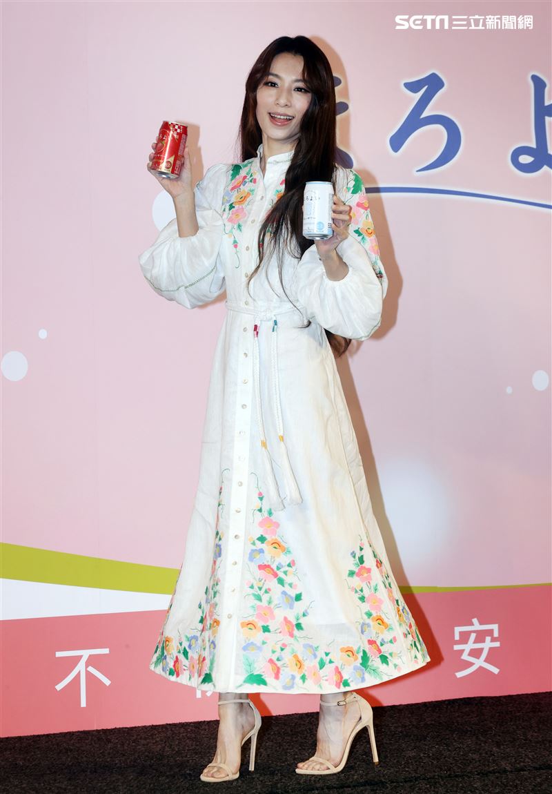 田馥甄出席飲料代言活動和前東家華研因版權鬧出糾紛，20週年SHE改名合體要粉絲來許願。（記者邱榮吉/攝影）