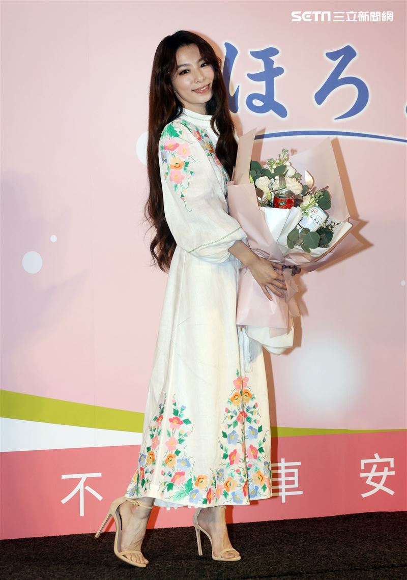 田馥甄出席飲料代言活動和前東家華研因版權鬧出糾紛，20週年SHE改名合體要粉絲來許願。（記者邱榮吉/攝影）