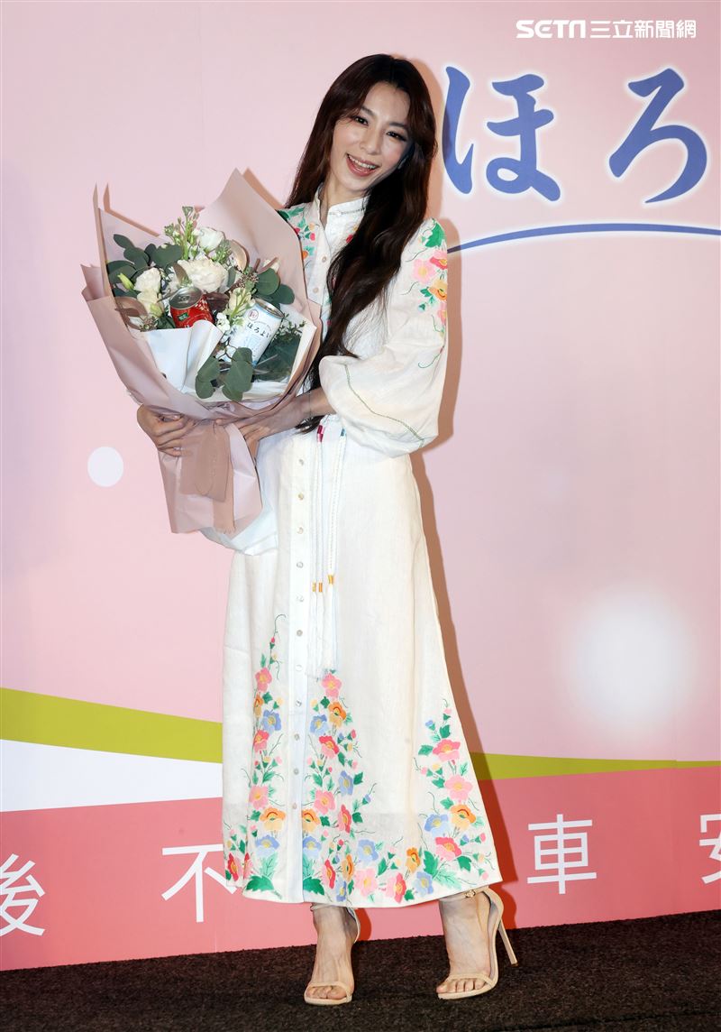 田馥甄出席飲料代言活動和前東家華研因版權鬧出糾紛，20週年SHE改名合體要粉絲來許願。（記者邱榮吉/攝影）