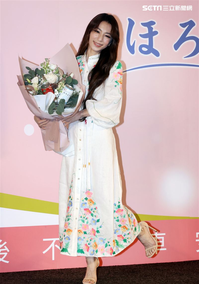 田馥甄出席飲料代言活動和前東家華研因版權鬧出糾紛，20週年SHE改名合體要粉絲來許願。（記者邱榮吉/攝影）