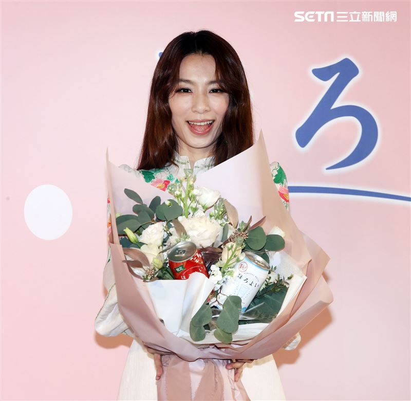 田馥甄出席飲料代言活動和前東家華研因版權鬧出糾紛，20週年SHE改名合體要粉絲來許願。（記者邱榮吉/攝影）