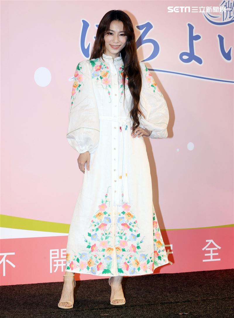 田馥甄出席飲料代言活動和前東家華研因版權鬧出糾紛，20週年SHE改名合體要粉絲來許願。（記者邱榮吉/攝影）