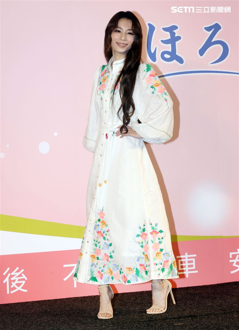 田馥甄出席飲料代言活動和前東家華研因版權鬧出糾紛，20週年SHE改名合體要粉絲來許願。（記者邱榮吉/攝影）