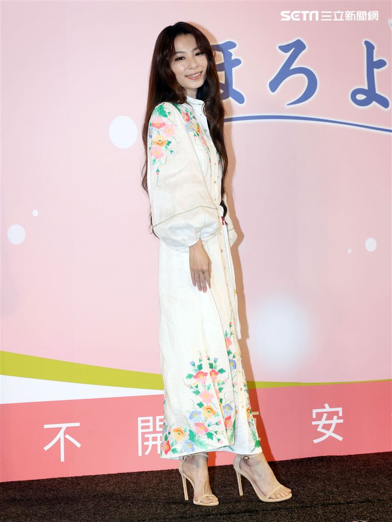 田馥甄出席飲料代言活動和前東家華研因版權鬧出糾紛，20週年SHE改名合體要粉絲來許願。（記者邱榮吉/攝影）