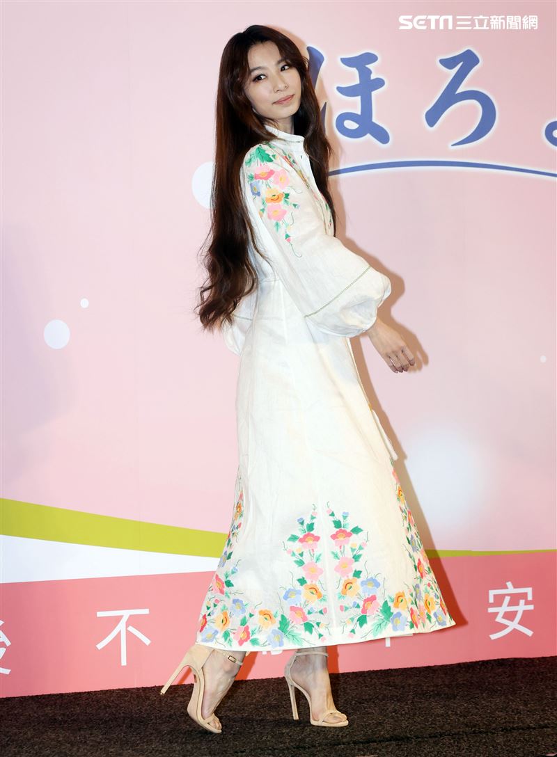 田馥甄出席飲料代言活動和前東家華研因版權鬧出糾紛，20週年SHE改名合體要粉絲來許願。（記者邱榮吉/攝影）