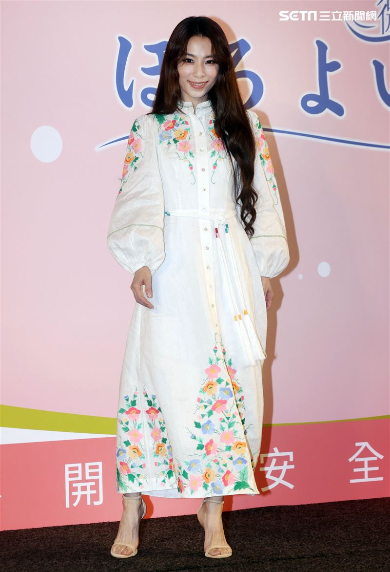 田馥甄出席飲料代言活動和前東家華研因版權鬧出糾紛，20週年SHE改名合體要粉絲來許願。（記者邱榮吉/攝影）