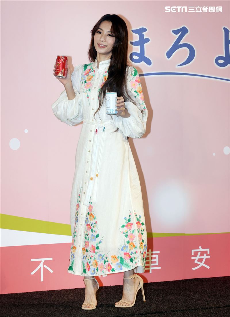 田馥甄出席飲料代言活動和前東家華研因版權鬧出糾紛，20週年SHE改名合體要粉絲來許願。（記者邱榮吉/攝影）