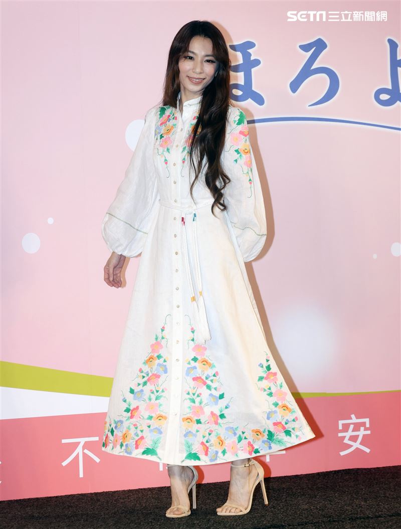 田馥甄出席飲料代言活動和前東家華研因版權鬧出糾紛，20週年SHE改名合體要粉絲來許願。（記者邱榮吉/攝影）