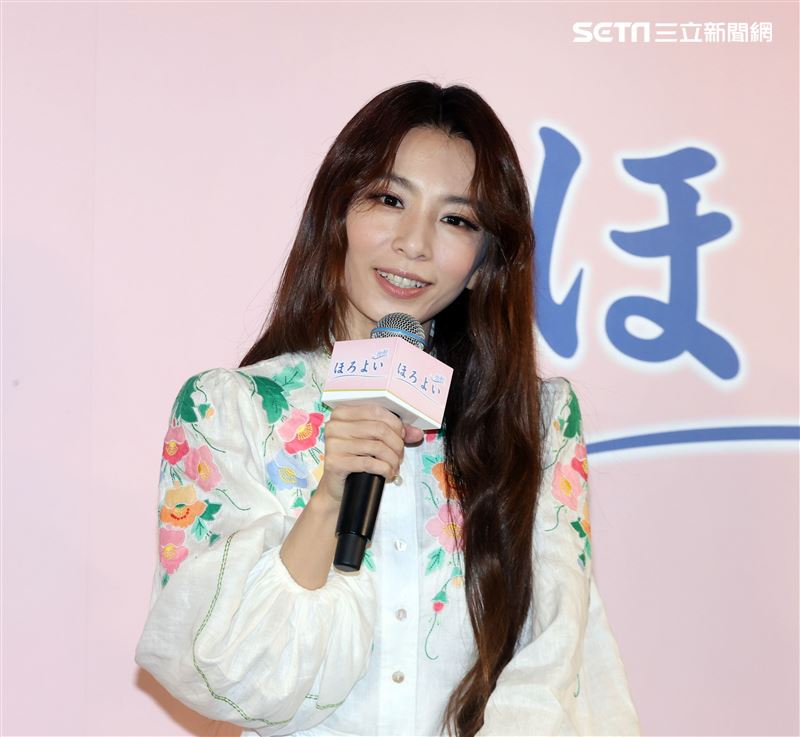 田馥甄出席飲料代言活動和前東家華研因版權鬧出糾紛，20週年SHE改名合體要粉絲來許願。（記者邱榮吉/攝影）