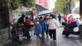 中國多地遭受寒流　專家提醒保暖中國大部分地區從28日至31日遭受今年入冬以來最強寒流，醫生提醒注意保暖、老人少出門。圖為29日下午，上海一小學外家長接送學童的景象。中央社記者張淑伶上海攝  109年12月29日