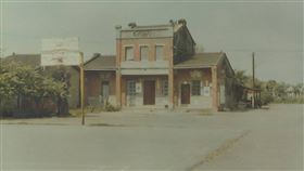 屏東縣國家文化記憶庫  收存2500筆文化素材屏東縣政府推動「國家文化記憶庫及數位加值應用計畫」，歷時3年徵集、建置及成果整合，共收存超過2500筆文化素材，不少老照片如「1983年北機里眷村福利社」（圖）等記錄當時的生活。（屏東縣政府文化處提供）中央社記者郭芷瑄傳真  109年12月29日