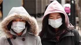 寒流發威  氣溫10度以下（2）寒流影響，中央氣象局提醒，29日清晨高雄以北及東北部地區將有攝氏10度以下氣溫發生機率，北部民眾穿上厚重外套抵禦寒流。中央社記者鄭傑文攝　109年1月29日