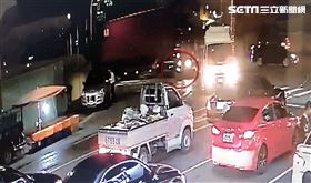 輾斷,聯結車,騎車,高雄,翻攝畫面