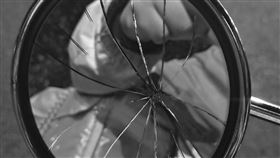 後照鏡,裂開,恐怖,外送員,擋煞,熱漲冷縮