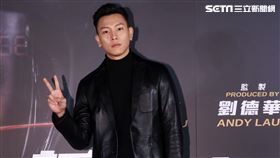 瘦子E.SO出席「拆彈專家2」首映會，現場拆彈。（記者邱榮吉/攝影）